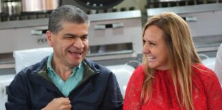 ENCABEZAN MIGUEL RIQUELME Y MARCELA GORGÓN LA CEREMONIA DE ASIGNACIÓN DE FAMILIAS ADOPTIVAS
