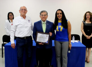 Recibe PVC de la UAdeC una Placa Conmemorativa por el 50 Aniversario de la Fundación del Equipo de Futbol Americano “Apaches Dorados”