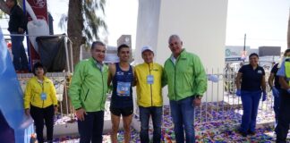 RECIBEN EN LA META MIGUEL RIQUELME Y ROMÁN CEPEDA A GANADORES DEL MARATÓN LALA 2023