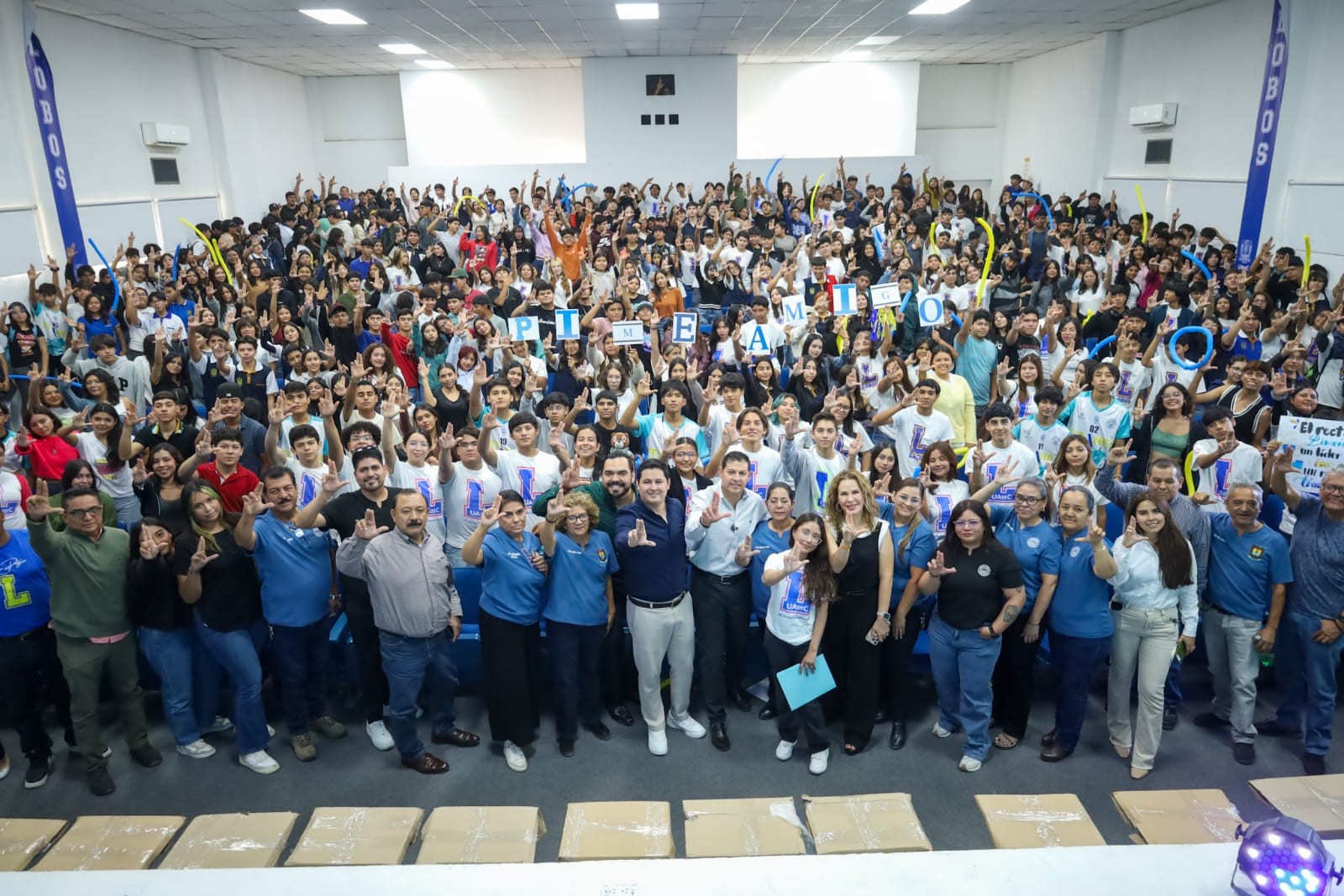 Entrega Rector de la UAdeC Mesabancos a la Escuela de Administración