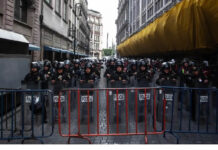Policías impiden instalación de plantón de la CNTE en el Zócalo capitalino previo al Mundial 2026