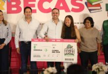 ENTREGA MANOLO «SÚPER BECAS» A JÓVENES COAHUILENSES