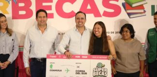 ENTREGA MANOLO «SÚPER BECAS» A JÓVENES COAHUILENSES