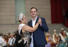 CORONA MANOLO JIMÉNEZ A LA REINA DE LOS ADULTOS MAYORES DE COAHUILA