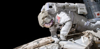 Astronautas realizan caminata espacial de más de seis horas para retirar antena de la Estación Espacial Internacional
