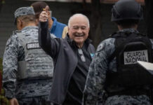 Ernesto Ruffo llega a su domicilio en Ensenada para continuar proceso bajo prisión domiciliaria