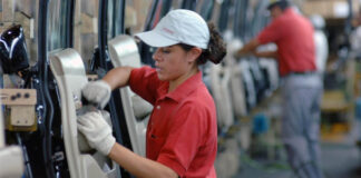 Mujeres perciben menos oportunidades de crecimiento en sus empleos que los hombres