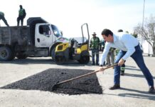 Javier Díaz intensifica trabajos de bacheo en colonias de Saltillo